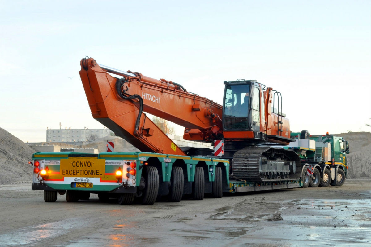 Nooteboom wins Patent of Pendle-X Euro low-loader with excavator trough, www.heavyliftphoto.com