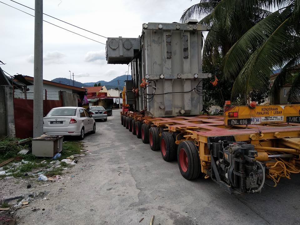 GS Express Logistics move Transformers with Cometto Hydraulic Modular Trailer in Malaysia, www.heavyliftphoto.com