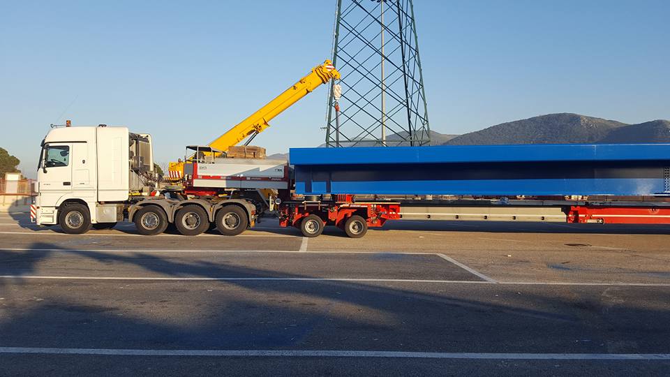 Italy Molisana Trasporti use Goldhofer hydraulic multi axle trailers for 40m length and 9.5m width steel structure, www.heavyliftphoto.com
