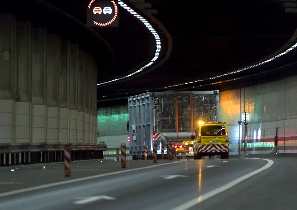 KOG Transport deliver 48 ton THF recovery plant unit via Gotthard tunnel, www.heavyliftphoto.com