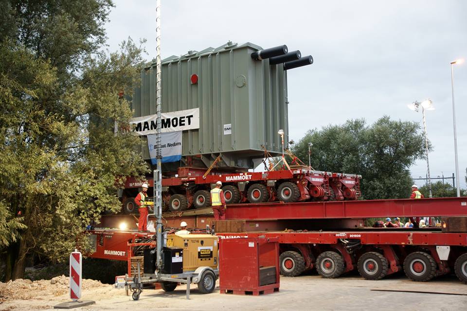 Mammoet SPMT move Tennet Transformer cross six traffic lanes and two railway tracks in fifteen minutes, www.heavyliftphoto.com