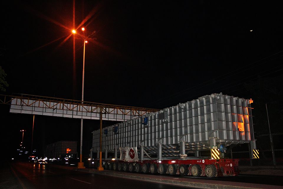 ALE Heavylift transported two caf main body modules using 16 axle lines of SPMT to Puerto La Cruz Refinery Venezuela, www.heavyliftphoto.com