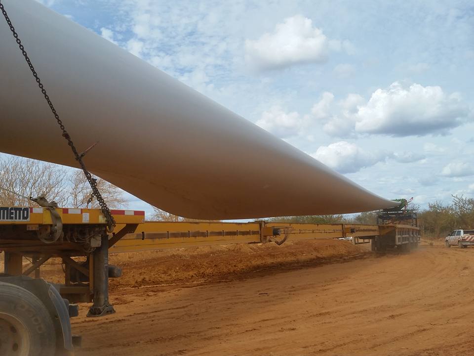 Cometto telescopic trailer for wind blade transportation in Brazil, www.heavyliftphoto.com